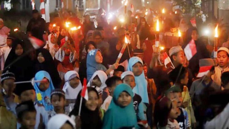 Libur Tahun Baru Islam Digeser Jadi 11 Agustus 2021 1 SEBELUM PANDEMI—Sejumlah warga mengikuti pawai obor dalam rangka menyambut Tahun Baru Islam 1 Muharram 1442 Hijriyah.