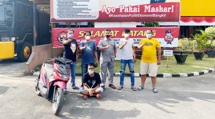 Penadah Motor Curian Ditangkap, Pelaku Utama Masih Diburu di Kota Padang 1 PENADAH—Tidak tahu sepeda motor yang digadaikan kepadanya adalah hasil curian, YM (39) terpaksa berurusan dengan pihak kepolisian karena diduga sebagai penadah barang curian.