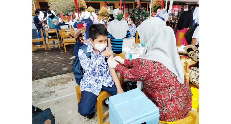 SUNTIK VAKSINI—Terlihat sejumlah pelajar disuntik vaksin untuk memutus penyebaran Covid-19.