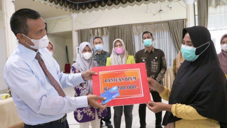 Wali Kota Pariaman, Genius Umar mengingatkan kepada pelaku Usaha Mikro Kecil Menengah (UMKM) untuk tetap saling menjaga dan melindungi diri dari penularan Covid-19.