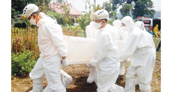 Pemakaman Jenazah Pasien Covid tak harus di TPU Bungus, Mairizon: Tidak Ada Paksaan, Terserah Keluarga 1 PEMAKAMAN PASIEN CORONA— Petugas memakai APD lengkap dan hazmat saat membawa peti mati pasien terpapar Covid-19 ke TPU.
