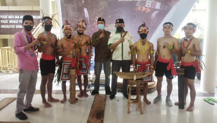 FOTO BERSAMA—Ketua Pemuda Katolik Komda Sumatera Barat, Gokma Toni Parlindungan foto bersama usai kegiatan.