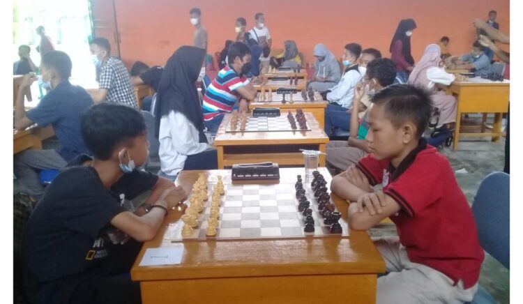 Kejurda Catur Yunior Sumbar, Peroleh 10 Medali, Sijunjung Juara Umum 1 BERTARUNG— Para atlet catur yunior Kabupaten Sijunjung tengah bertarun di arena Kejurda Catur Yunior Sumbar 2021, yang digelar di Solsel.