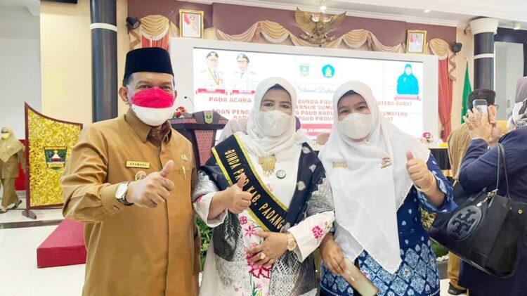Hasilkan Generasi Muda yang Memajukan Bangsa di Kabupaten Padangpariaman, Yusrita Suhatri: Pendidikan Anak Sejak Dini Penting 1 PENGUKUHAN BUNDA PAUD— Ny Yusrita Suhatri Bur usai dikukuhkan sebagai Bunda PAUD Padangpariaman oleh Bunda PAUD Sumbar, Ny Harneli Bahar, foto bersama dengan Wabup Rahmang.