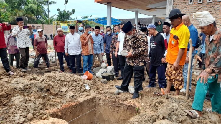 Bupati Padangpariaman Suhatri Bur kemarin, meletakan batu pertama mushala Pondok Pesantren Tahfizhul Quran Darul Ikhlas Tartilaa Syekh di Kecamatan Ulakan Tapakis, Kabupaten Padangpariaman.