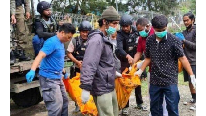 EVAKUASI—Terlihat petugas gabungan saat melakukan evakuasi jenazah korban pembantaian oleh KKB di Sungai Branza, Kabupaten Yahukimo, Papua, kamarin.