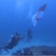 Polda Sumbar Kibarkan Bendera Merah Putih di Dasar Laut
