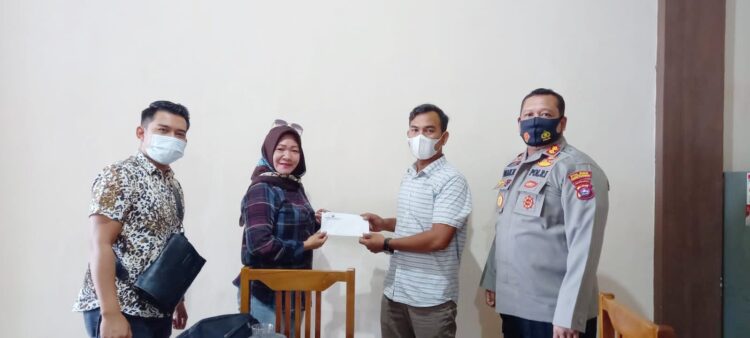 Polres Padangpariaman Peduli Korban Kebakaran 1 SAKSIKAN—Kapolres Padangpariaman AKBP Dian Nugra saksikan penyerahan bantuan.