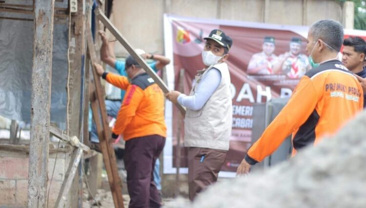 Pramuka Kota Solok Ikut Ambil Bagian Bedah Rumah Warga 1 BEDAH RUMAH— Anggota Pramuka Kota Solok ikut melakukan bedah rumah warga.