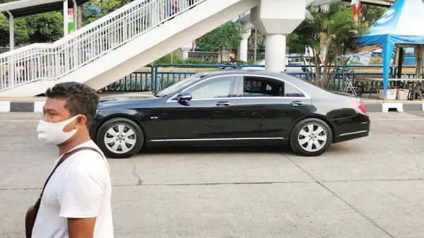 PANTAU—Presiden Republik Indonesia Joko Widodo memantau pembagian sembako dari dalam mobil di Terminal Grogol Petamburan, Jakarta Barat.