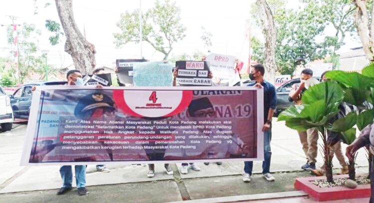 DEMO AMASRUL— Puluhan massa yang mengatasnamakan Aliansi Masyarakat Peduli Kota Padang menggelar aksi unjuk rasa di gedung kantor DPRD Kota Padang, Rabu (18/8) lalu.