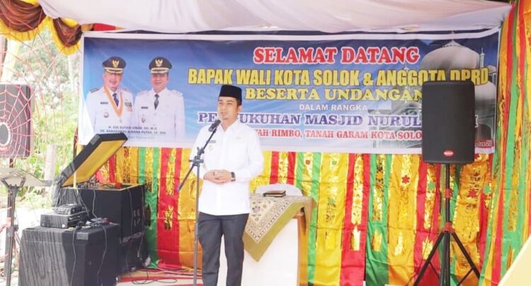 RESMIKAN—Wakil Walikota Solok Rahmadhani Kirana Putra meresmikan Masjid Nurul Islam di Tanah Garam.