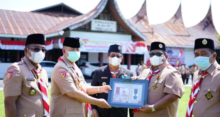 Bupati Padangpariaman Raih Penghargaan Pramuka 1 SERAHKAN PENGHARGAAN— Ketua Kwartir Daerah 03 gerakan Pramuka Sumatera Barat, H Nasrul Abit serahkan penghargaan kepada Bupati Suhatri Bur.