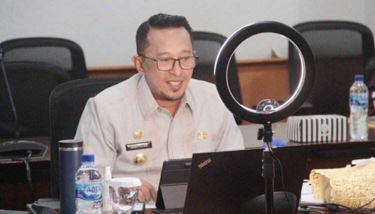 Bupati Tanah Datar, Eka Putra saat  berdialog dengan Presiden Joko Widodo secara virtual.