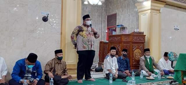 SAMBUTAN—Bupati Padangpariaman Suhatri Bur beriksan sambutan apda Tabligh Akbar di Masjid Raya Gadur.