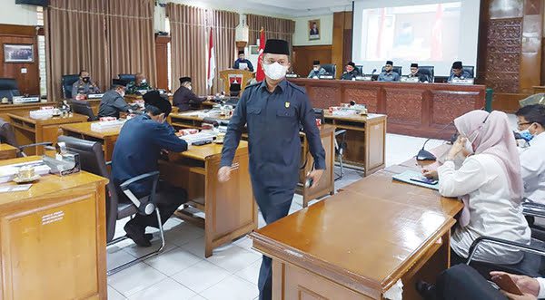 HUJAN INTERUPSI—Rapat paripurna dengan agenda pemandangan umum terhadap Ranperda Penambahan Modal BPRS Jam Gadang penuh interupsi meminta pimpinan sidang diganti.