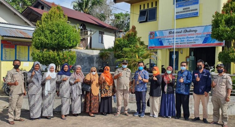 USAI ACARA—Kadisdukcapil Padangpariaman Muhammad Fadhly usai memberikan penjelasan foto bersama anggotanya.