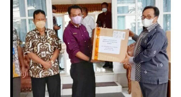 SERAHKAN— Bupati Pasaman Benny Utama menyerahkan bantuan alat kesehatan berupa dua ventilator, delapan oksigen konsentrator, dua High Flow Nasal Cannula (HFNC) kepada Direktur RSUD Lubuk Sikaping dr. Yong Marzuhaili.