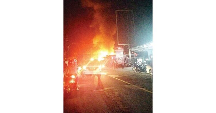 KEBAKARAN— Rumah dan delapan kios di Simpang Tanjung Pati, Kabupaten Limapuluh Kota ludes terbakar.