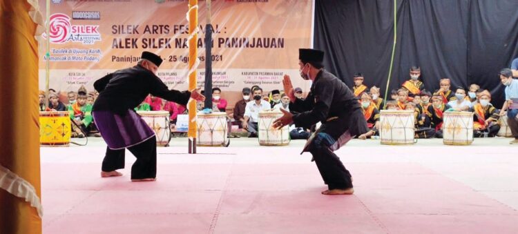 SAF 2021, Upaya Bangkitkan Budaya Minangkabau di Kabupaten Agam 1 SAF 2021— Kadisdikbud Isra mewakili bupati membuka Silek Arts Festival (SAF) tingkat Provinsi Sumbar 2021 di Nagari Paninjauan, Kecamatan Tanjung Raya.
