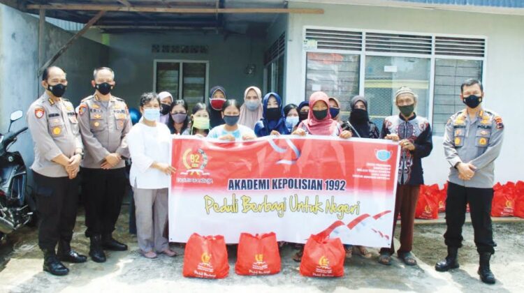 SALURKAN BANTUAN— Alumni Akpol 92 yang bertugas di Polda Sumbar menyalurkan  bantuan paket sembako kepada masyarakat di Kota Padang. 