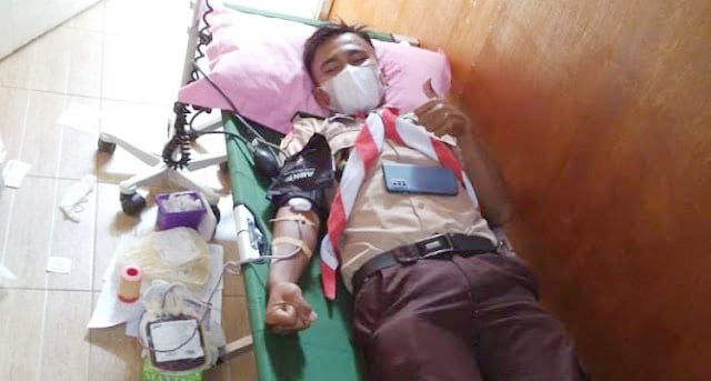 Salah seorang Pramuka Kwarcab Kota Sawahlunto menjalani donor darah dalam memeriahkan HUT Pramuka ke 60