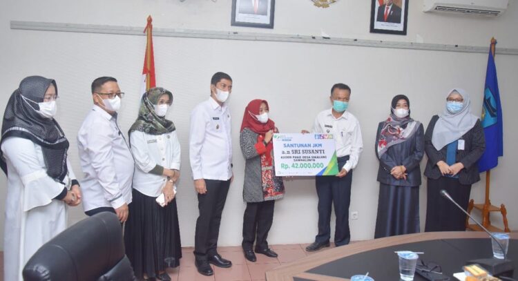 TERIMA SANTUNAN— Wali Kota Sawahlunto Deri Asta menerima secara simbolis santunan BPJS Ketenagakerjaan non PNS untuk dua orang warga Sikalang.