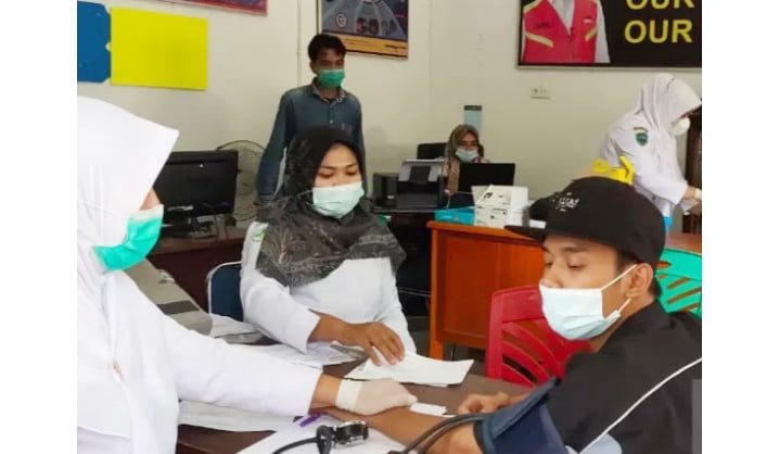 SUNTIK—Salah seorang peserta BLK Lubuk Sikaping saat menjalani suntik vaksinasi tahap ke ll.