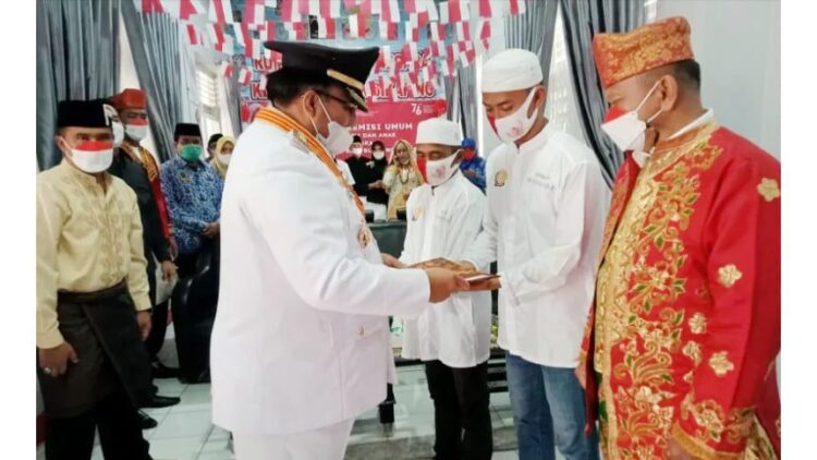 Perayaan HUT RI ke-76, 62 Orang Warga Rutan Lubuk Sikaping dapat Remisi 1 SERAHKAN SURAT REMISI— Bupati Pasaman Benny Utama saat menyerahkan SK remisi secara simbolis kepada dua orang warga binaan Rutan Kelas II B Lubuk Sikaping pada perayaan HUT RI ke-76.