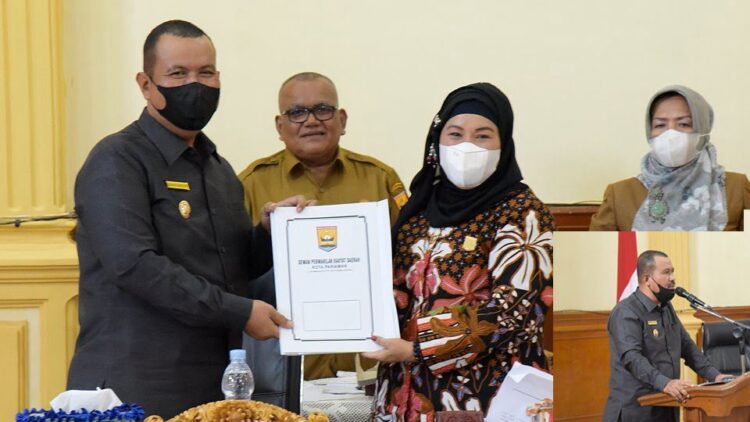 SERAHKAN—Wawako Mardison Mahyuddin serahkan ranperda kepada perwakilan fraksi.