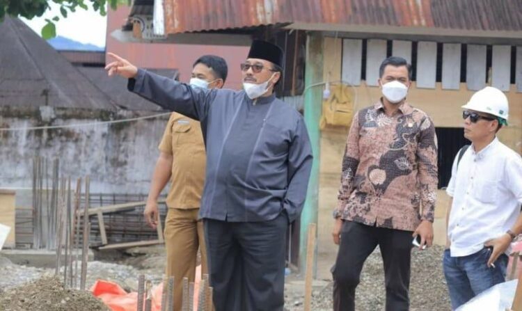 TINJAU— Bupati Pasaman Benny Utama saat meninjau pembangunan proyek dinas kesehatan Pemkab Pasaman.