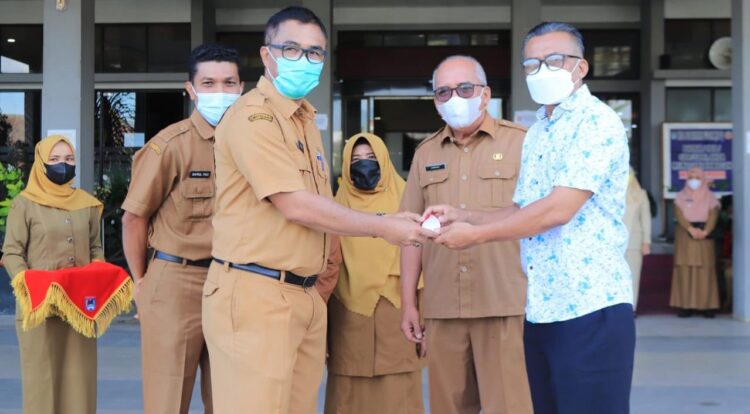 SERAHKAN CENDERA MATA— Sekda Rida Ananda serahkan cendra mata kepada Yufnani Away.