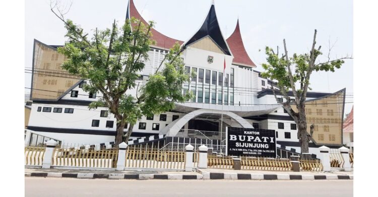 KANTOR BUPATI-- Gedung Kantor Bupati Sijunjung berdiri megah di ruas Jalan M Yamin Muaro Sijunjung.