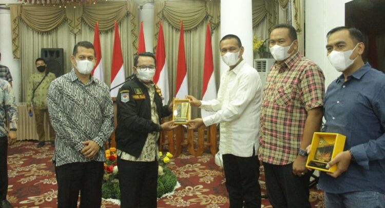 Profesional dan Loyalitas, Bupati Tanah Datar: Tak Ada Dendam Politik 1 Sebagai seorang Aparatur Sipil Negara, sikap profesionalitas dan loyalitas harus ditunjukkan dalam menjalankan tugas sebagai abdi negara dan abdi masyarakat.