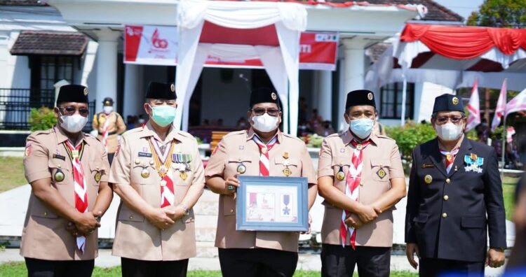 FOTO BERSAMA—Bupati  Padangapriaman Suhatri Bur foto bersama usai kegiatan Hari Pramuka ke-60 dengan piagam penghargaan.