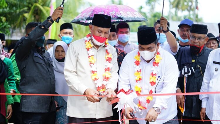 Gubernur Sumatra Barat H Mahyeldi bersama Bupati Padangpariaman Suhatri Bur, kemarin,  temu ramah bersama Mahasiswa KKN dan  masyarakat Nagari Padang Toboh Kecamatan Ulakan Tapakis.