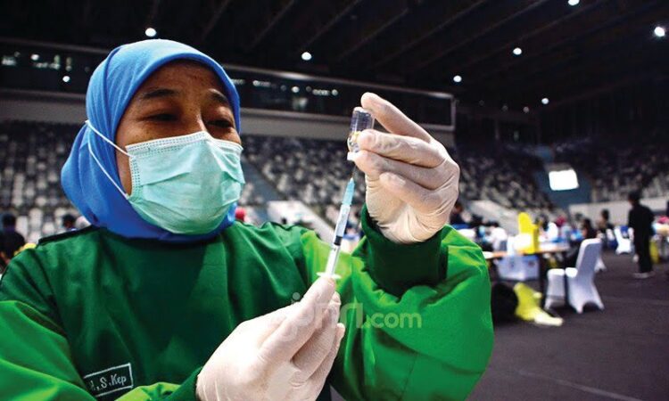 SIAPKAN—Tenaga kesehatan menyiapkan suntikan vaksin Covid-19.