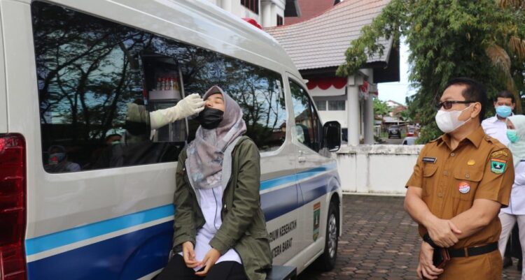 TES SWAB MASSAL— Tes swab massal di Dinas Kominfotik Sumbar diikuti ratusan ASN dan Non ASN, Senin (2/8) dan langsung disaksikan Kepala Dinas Kominfotik Sumbar, Jasman Rizal Dt. Bandaro Bendang.