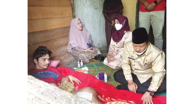 PEDULI—Tidak memiliki biaya, Bupati Agam  Andri Warman perduli dengan warganya yang menderita tumor di kakinya dan  akan dirawat ke rumah sakit.