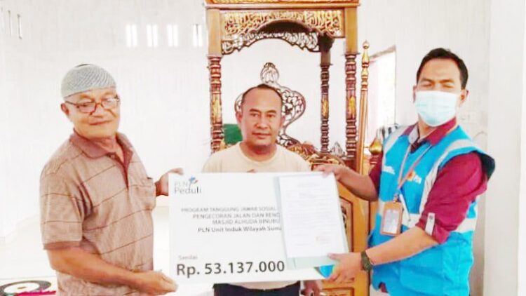 Peduli Lingkungan, PLN UIW Sumatera Barat Serahkan Bantuan 1 Tingkatkan kepedulian terhadap lingkungan sekitar, PLN UIW Sumatera Barat (Sumbar) menyalurkan bantuan Corporate Social Responsibility/Tanggung Jawab Sosial & Lingkungan (CSR/TJSL) untuk sektor pendidikan dan sosial pada pekan pertama Agustus 2021 di Lubuk Sikaping, Kabupaten Pasaman dan Agam.