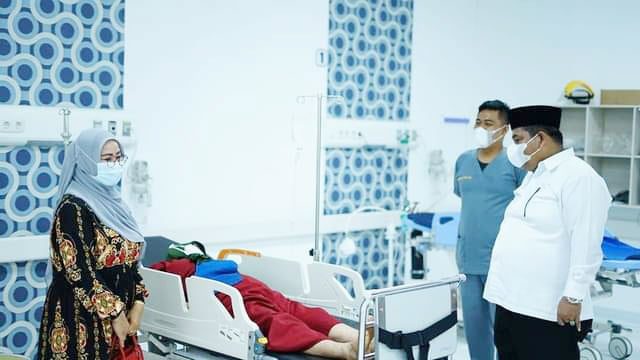 TINJAU—Wakil Bupati Padangpariaman Suhatri Bur saat meninjau pelayanan di RSUD Padangpariaman.