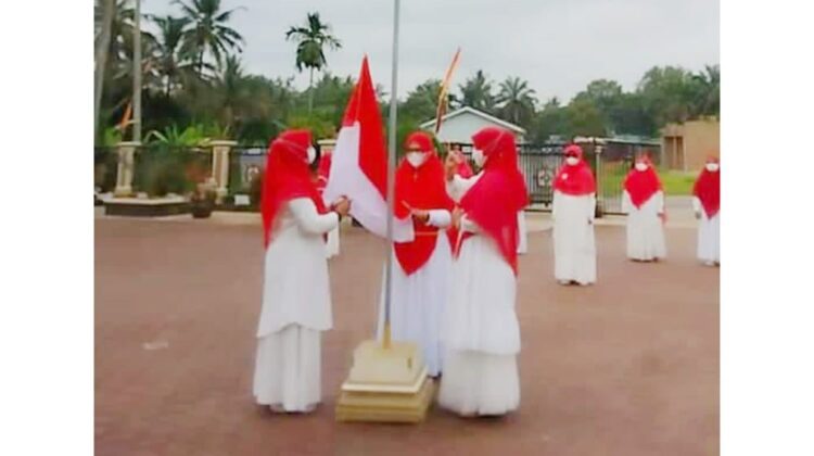 PENGIBARAN BENDERA— Shafiyyah Community Payakumbuh menggelar acara HUT dengan Upacara Bendera Internal di halaman masjid di kawasan Tiakar Kecamatan Payakumbuh Timur pada Selasa (17/8) pagi.