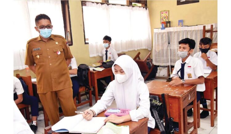 Program 500 Ruang Kelas Baru tak Kunjung Terwujud di Kota Padang 1 TINJAU SEKOLAH— Wali Kota Hendri Septa saat meninjau pelaksanaan belajar tatap muka beberapa waktu lalu, sebelum penerapan PPKM di Kota Padang.