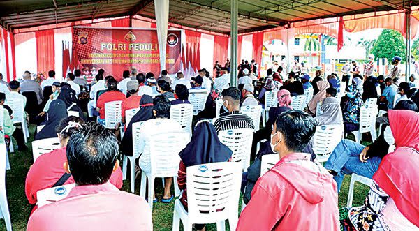 VAKSINASI GRATIS— Warga antusias mengikuti vaksinasi gratis dan pembagian bantuan paket sembako yang dilaksanakan oleh Alumni Akpol 94 yang bertugas di Polda Sumbar.