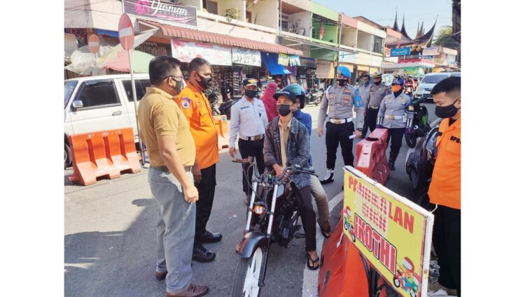 RAZIA YUSTISI— Petugas gabungan masih rutin melakukan razia yustisi di Kota Padangpanjang.