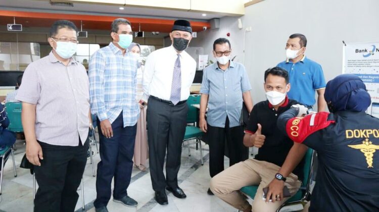Gubernur Mahyeldi Apresiasi Vaksinasi Covid-19 di Bank Nagari, Untuk Karyawan dan Masyarakat Umum 1 VAKSINASI— Gubernur Sumbar Mahyeldi menyaksikan penyuntikan vaksin kepada pegawai Bank Nagari, M Riza Harry Susanto (Pemimpin Grup Hukum Divisi Sekper) didampingi Dirut Bank Nagari M Irsyad, Direktur Operasional Syafrizal, Direktur Kepatuhan Restu Wirawan dan Pemimpin Divisi Teknologi Digitalisasi Dedy Indra, di Kantor Pusat Bank Nagari, Sabtu (7/8).