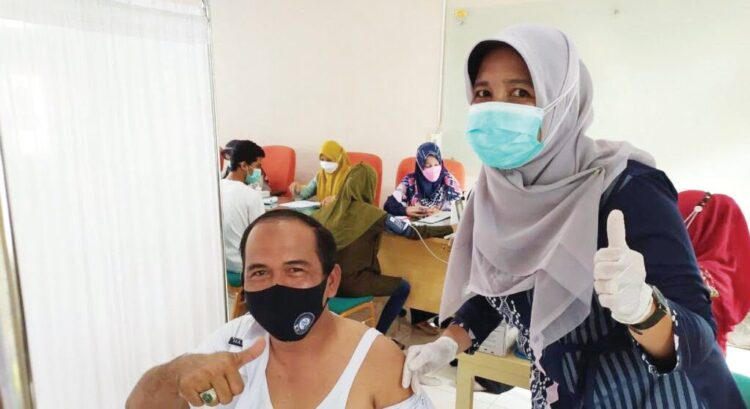 VAKSIN II— Ratusan ASN dan pegawai honorer menjalani vaksinasi  tahap ll di Kabupaten Agam.