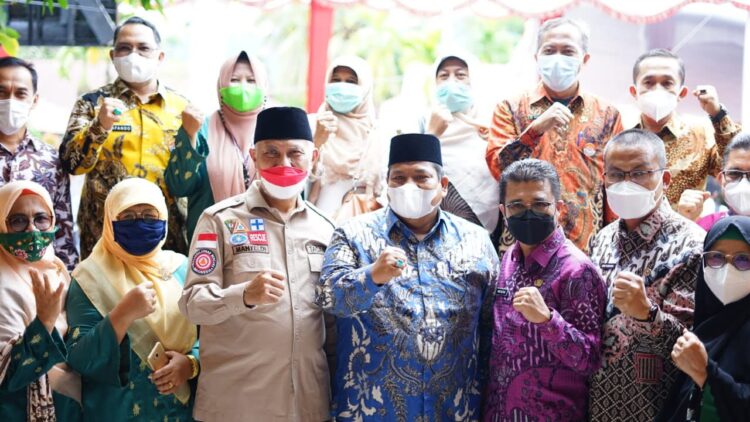 Bupati Padangpariaman Suhatri Bur,  kemarin, mendampingi Gubernur Sumatra Barat Mahyeldi dalam pelaksanaan vaksinasi lajutan kepada pelajar dan  masyarakat secara door to door yang diselenggarakan oleh Kepala Badan Intelijen Negara Daerah (KABINDA) Sumatra Barat.