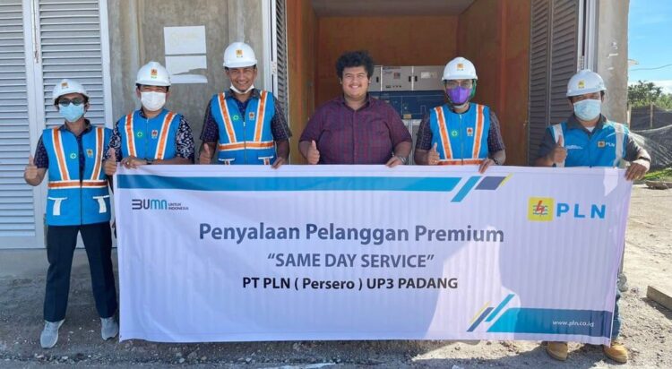 PELANGGAN PREMIUM--PLN Unit Layanan Pelanggan (ULP) Lubuk Alung, melakukan penyalaan tambah daya listrik pelanggan premium dari daya 415 kVA menjadi 555 kVA untuk pelanggan Tambak Udang Farhan Fathur Rizki, Kamis  (19/08). 