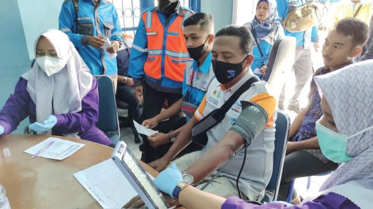 Pegawai dan Tenaga Ahli Daya (TAD) di PLN Unit Layanan Pelanggan (ULP) Solok mengikuti vaksinasi.